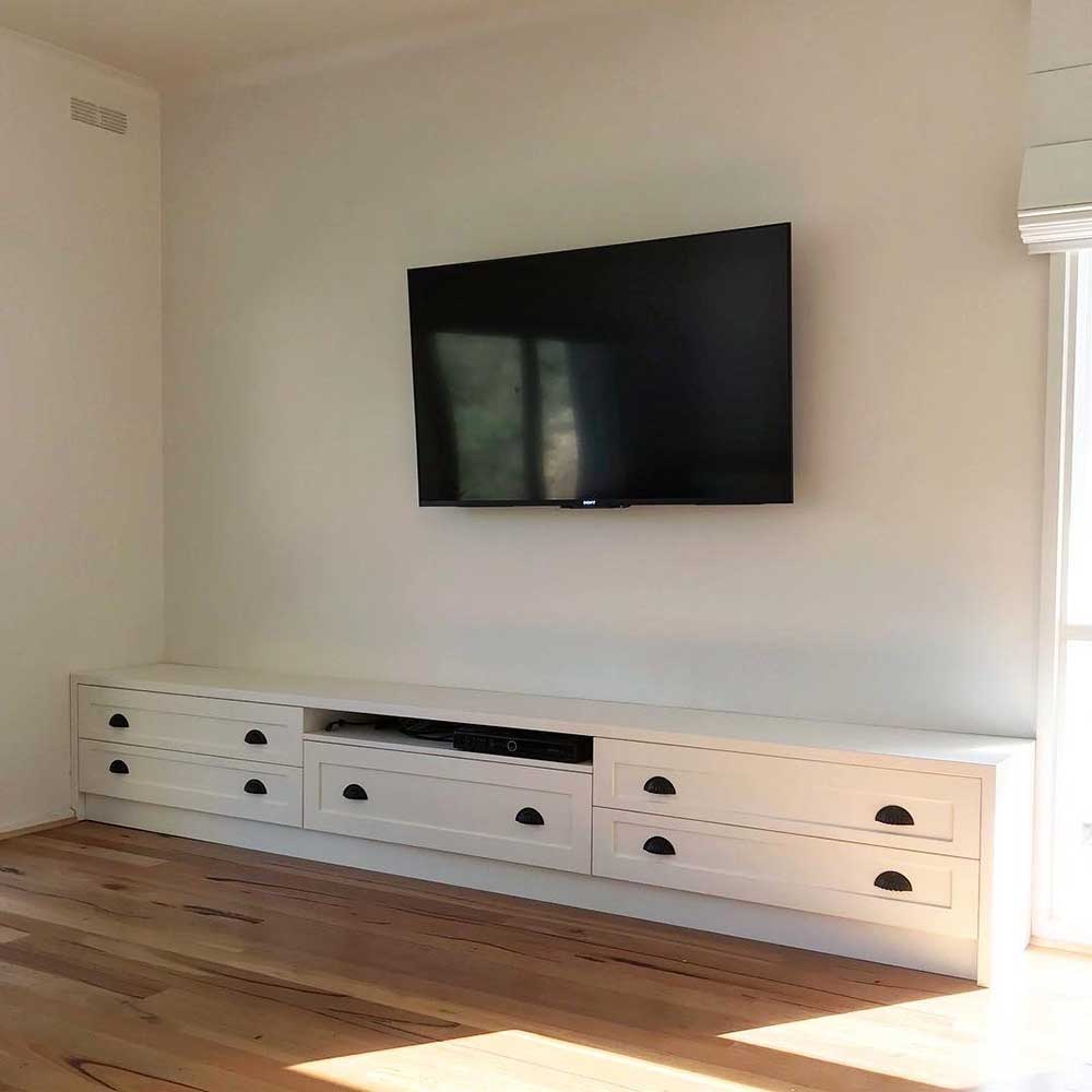 Lounge: Hampton style white lacquer TV unit